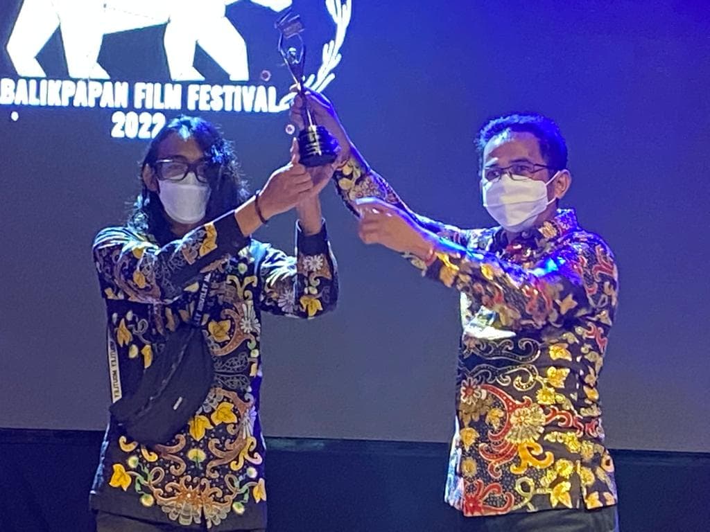 Wali Kota Balikpapan Rahmad Mas'ud dalam Malam Anugerah Balikpapan Festival Film ketika menyerahkan piala kepada pemenang di Gedung Kesenian Balikpapan, Minggu (26/6/2022) malam