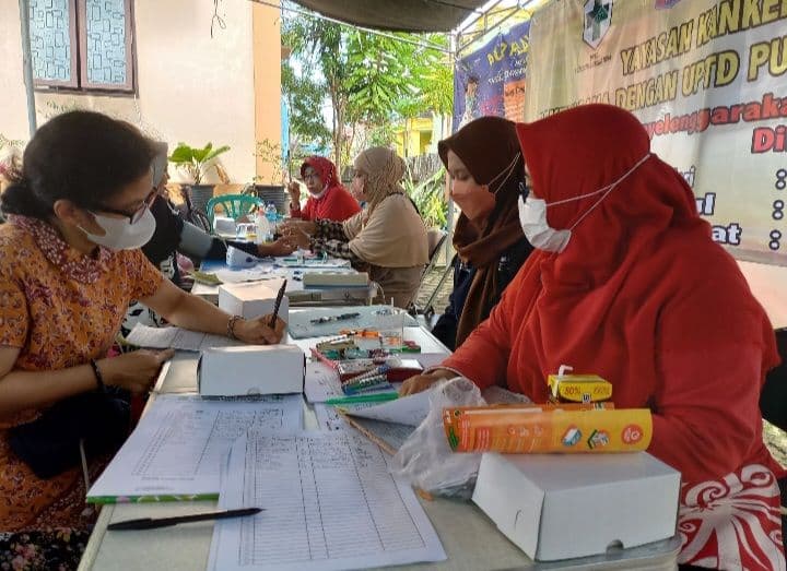 Peserta melakukan registrasi pemeriksaan iva test dan sadari