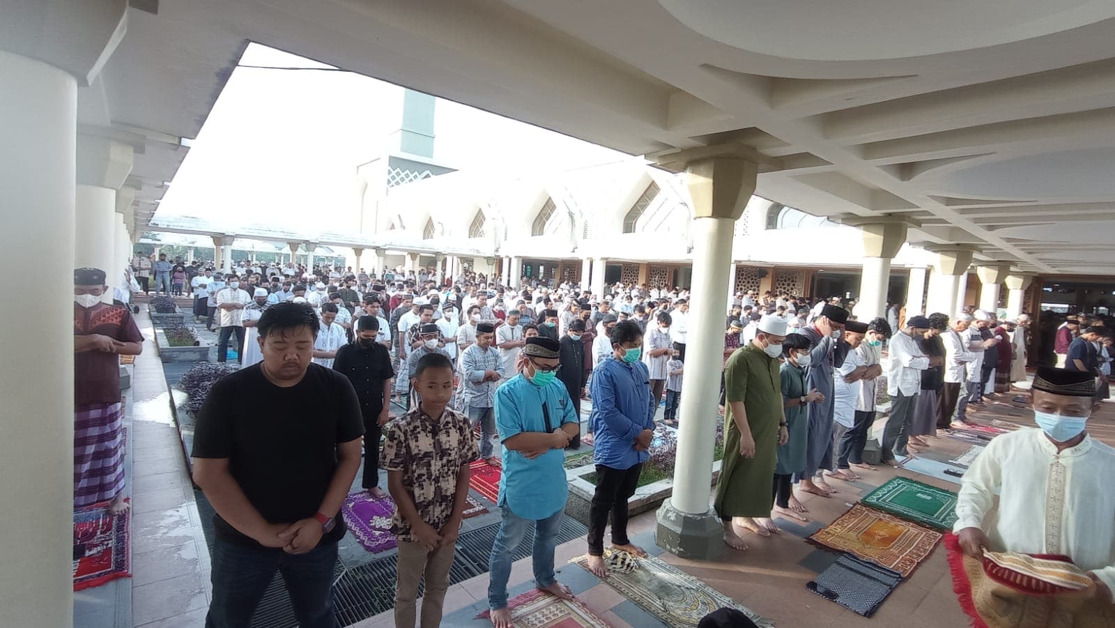 Warga Balikpapan menggelar Salat Idulfitri 1444 H di Masjid Madinatul Iman Kompleks Balikpapan Islamic Center, Sabtu (22/4/2023). Foto: Arsip