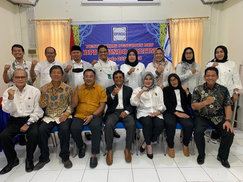 Ketua DPP APINDO Kaltim, Slamet Brotosiswoyo bersama pengurus baru hasil PAW masa bakti 2019-2024.