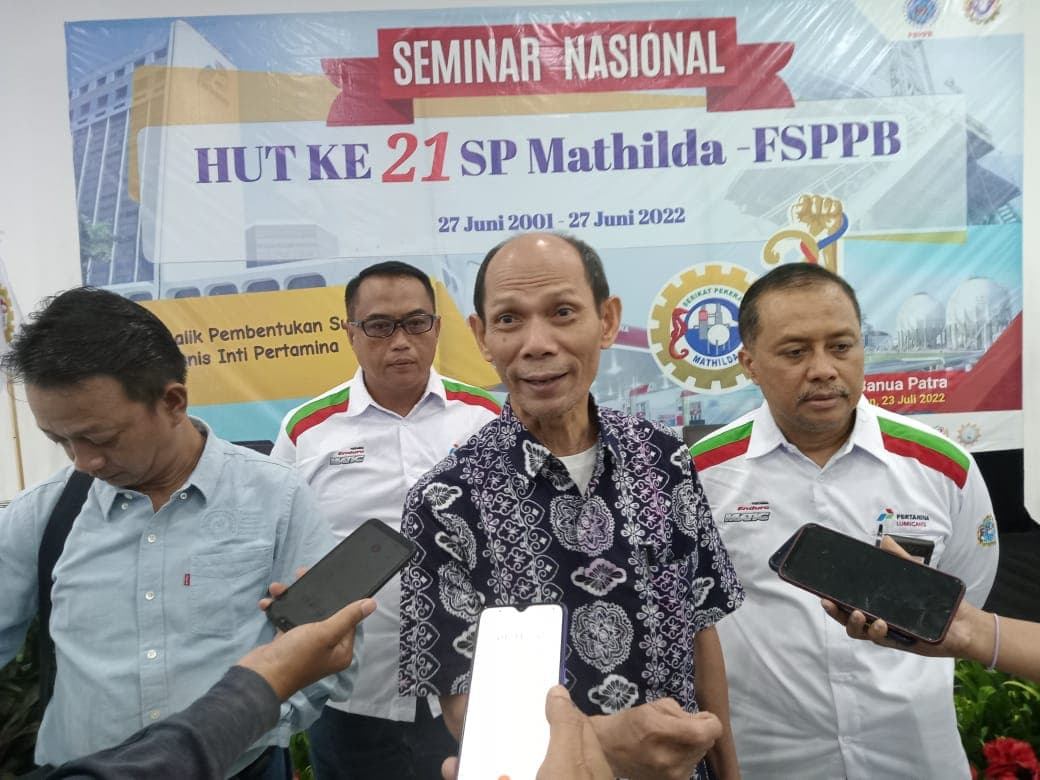 Pemerhati Kebijakan Publik Ichsanuddin Noorsy (Berbaju Batik)