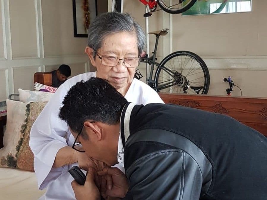 Wali Kota Balikpapan, Rahmad Masud, mencium tangan pendahulunya, Imdaad Hamid, yang wafat pada Rabu (3/8/2022) dinihari. Foto: Instagram @rrahmadmasud. 