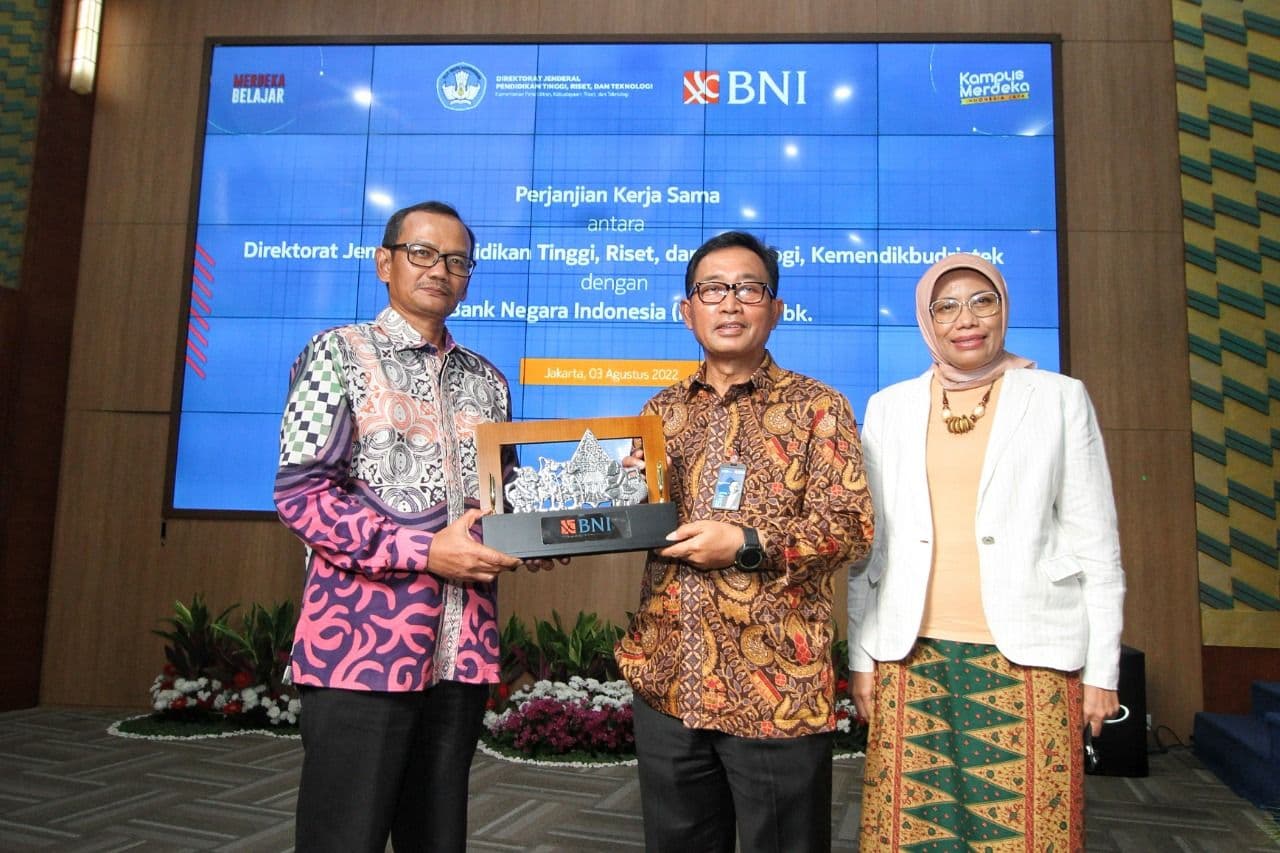  Direktur Hubungan Kelembagaan BNI Sis Apik Wijayanto (tengah), Plt. Direktur Jendral Dikti Ristek Prof. Nizam (kiri), dan Plt. Sekertaris Direktorat Jenderal Diktiristek Prof. TjitTjik Sri Tjahjandarie (kanan) usai Penandatanganan Nota Kesepahaman (MoU), BNI dan Ditjen Dikti Ristek terkait dengan Kick Off Dikti Ristek Financial Ecosystem, Rabu (3/8/2022).

BNI terus membuka peluang kerja sama dengan banyak lembaga pendidikan. Selain karena ingin memberikan layanan keuangan yang lebih solutif, BNI memiliki obligasi yang besar pula dalam berperan aktif dalam peningkatan literasi keuangan digital generasi muda di perguruan tinggi.