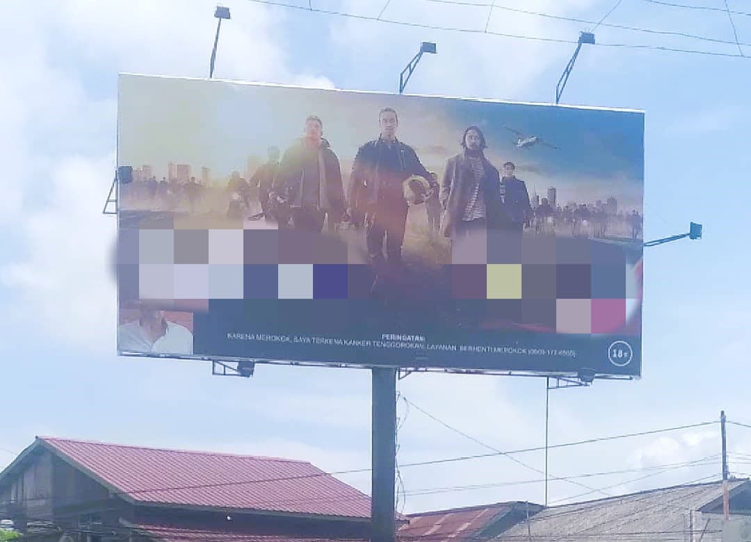 Sebuah billboard bergambar iklan rokok di Samarinda. Pemkot akan menertibkan pemasangan iklan rokok pada billboard dan baliho. Foto: Instagram