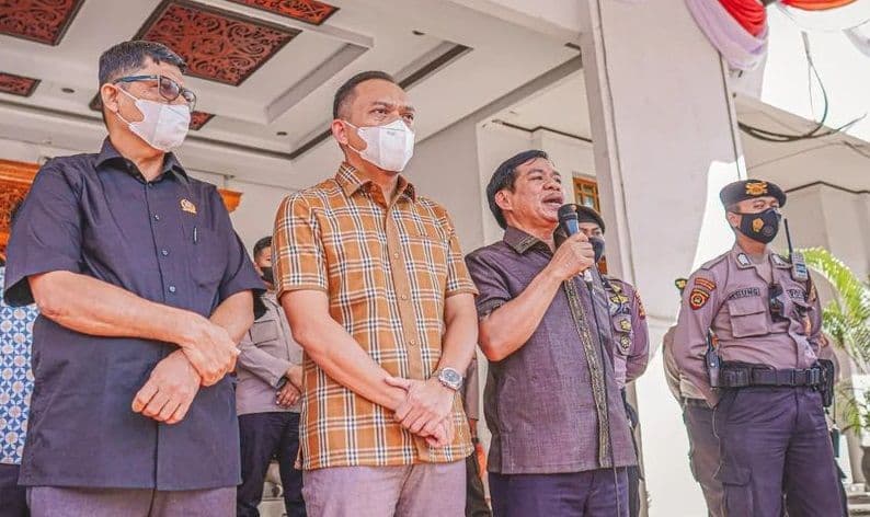 Anggota DPRD Balikpapan menerima pengunjukrasa yang menolak RKUHP. 