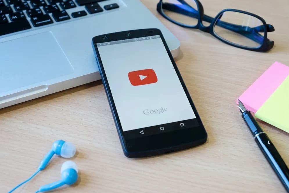 Data survei Pew Research Center awal tahun ini menunjukkan bahwa YouTube masih menjadi Channel yang paling populer bagi remaja AS meski saat ini TikTok merajalela