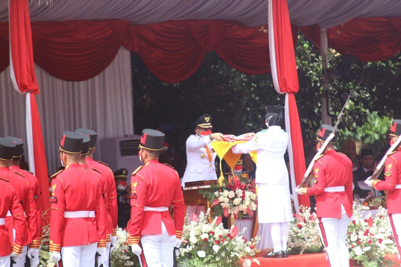 Wali Kota Balikpapan menyerahkan bendera merah putih yang akan dikibarkan pada Upacara HUT Kemerdekaan RI ke 77, di Lapangan Merdeka, Rabu (17/8/2022)