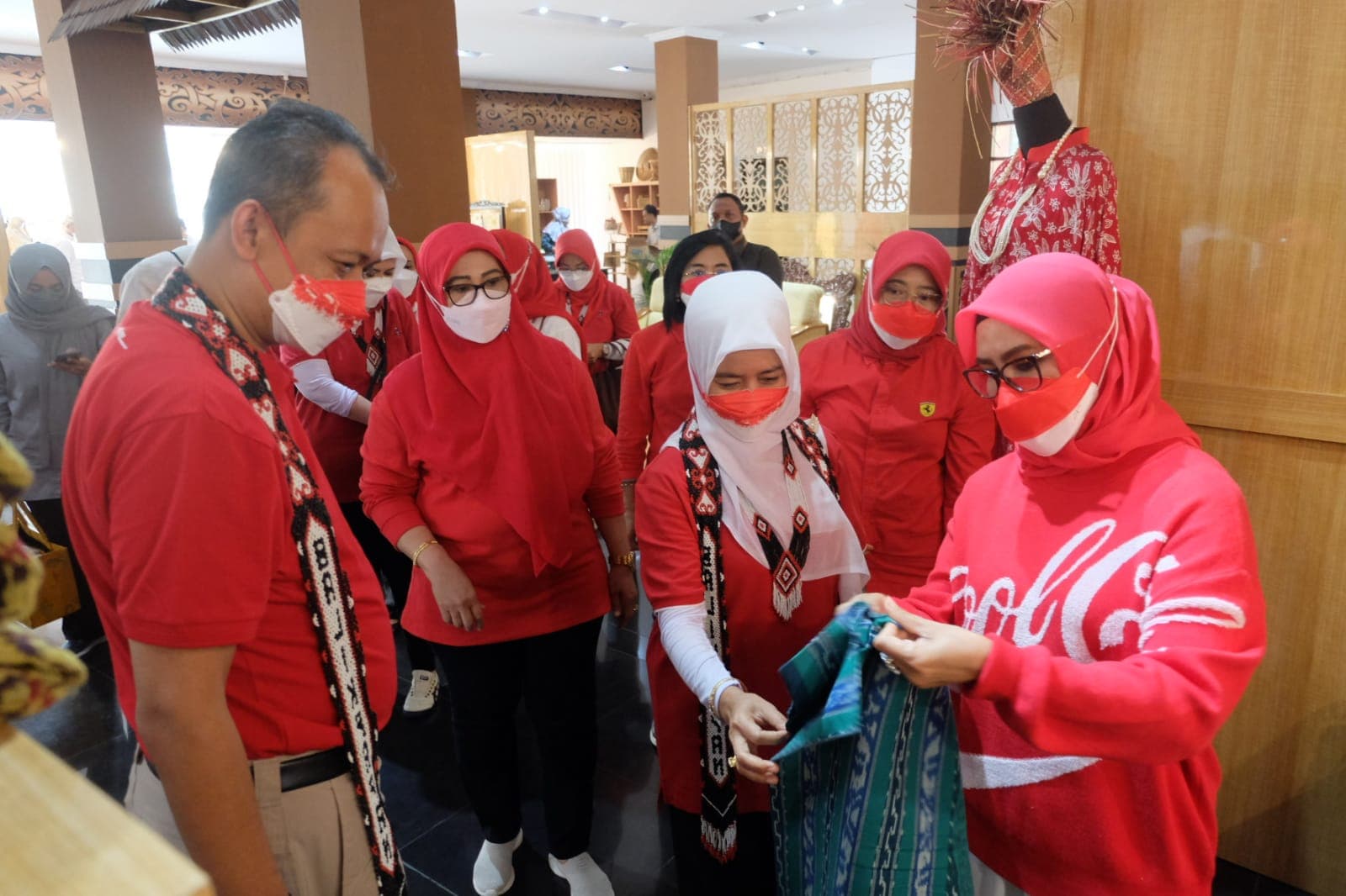 Dirjen Perumahan Kementerian PUPR, Iwan Suprajitno (kiri) menyaksikan salah satu booth peserta pameran bersama Ketua Ekonomi Kreatif Balikpapan, Nurlena Rahmad Mas'ud.