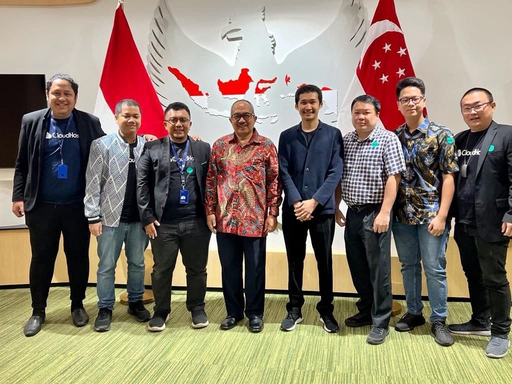 dari kiri ke kanan : Ryo Ardian (Product Manager IDCloudHost), Adam Darmanto (Vice President IDCloudHost), Faisal Reza (CTO IDCloudHost), Suryo Pratomo - Dubes SG, Alfian Pamungkas Sakawiguna (CEO IDCloudHost), Kelvin Wu (Managing Director IDCloudHost Singapore), Kerth Valrie (Co-owner Faasri Datacenter), Sui Jan Wong (B2B Lead - IDCloudHost)