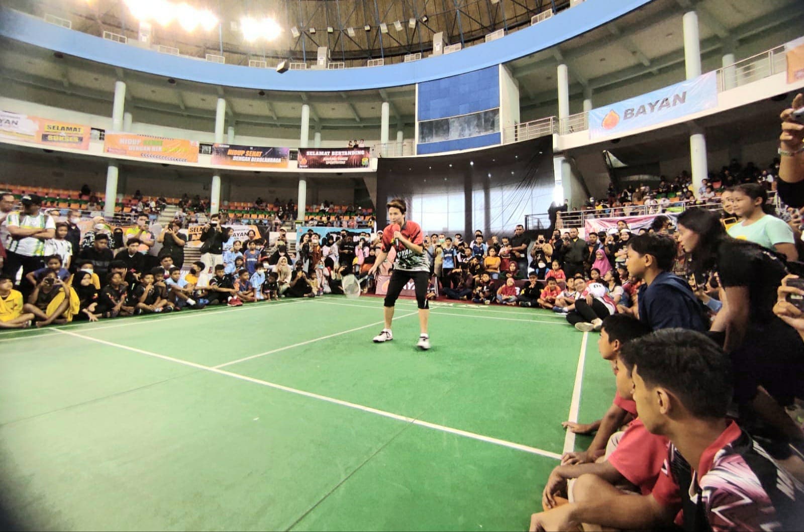 Pebulutangkis nasional, Liliyana Natsir bersiap menerima service dari rekannya, Greysia Polii dalam pembukaan Turnamen Bulutangkis Bayan Open 2022 di Balikpapan Sport and Convention Center. 