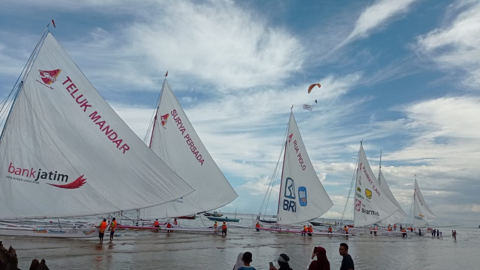 Perahu-perahu sandeq tiba di Pantai Manggar Segarasari Balikpapan, Rabu, 7 September 2022. Foto: Ferry Cahyanti/ Ibukotakini.com