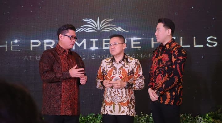 Properti Samarinda Bangkit Lebih Kuat  

(Kiri ke kanan) Direktur Agung Podomoro Paul Christian, Presiden Direktur Era Indonesia Darmadi Darmawangsa, GM Marketing The Premiere Hills Yoga Gunawan seusai Talkshow  Bangkit Lebih Kuat, Agung Podomoro Luncurkan Kawasan Mewah “The Premiere Hills”  Di Samarinda, Sabtu (24/2).  

Kegiatan ini berlangsung sebagai bagian dari rangkaian acara soft launching dari produk prestisius persembahan Agung Podomoro yaitu The Premiere Hills Samarinda.