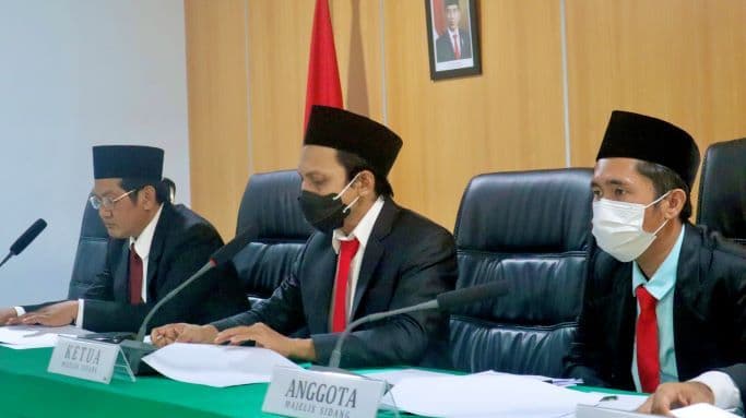 Ketua Bawaslu Kaltim, Hari Dermanto membacakan hasil sidang laporan pelanggaran administrasi Pemilu 2024. Foto: Humas Bawaslu Kaltim