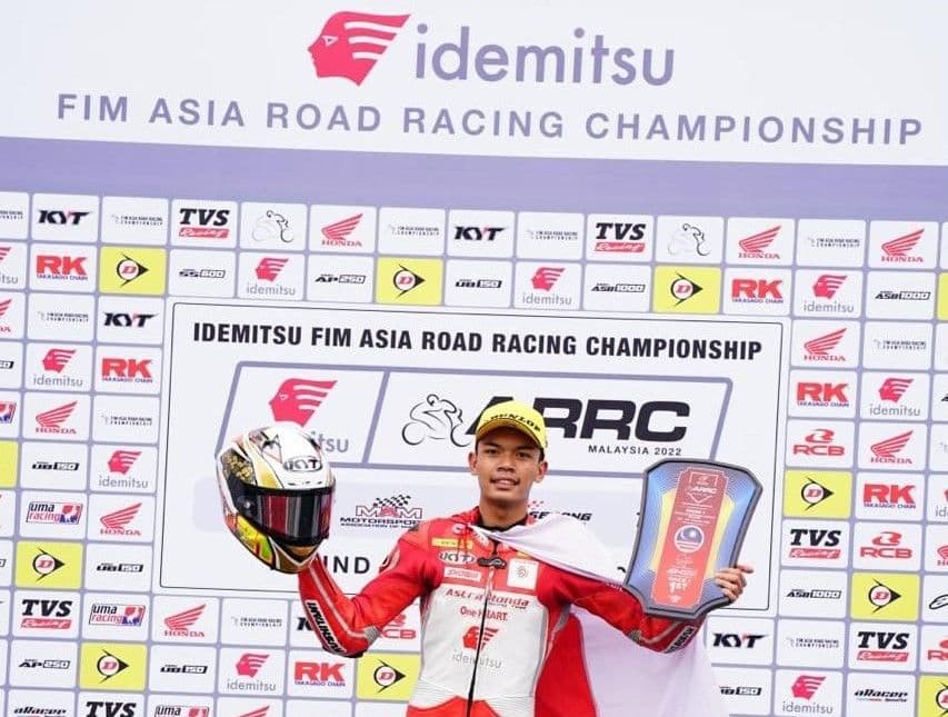 Andi Gilang berhasil mengumandangkan lagu Indonesia Raya dan mempersembahkan podium tertinggi pada posisi pertama di race pertama kelas SS600.