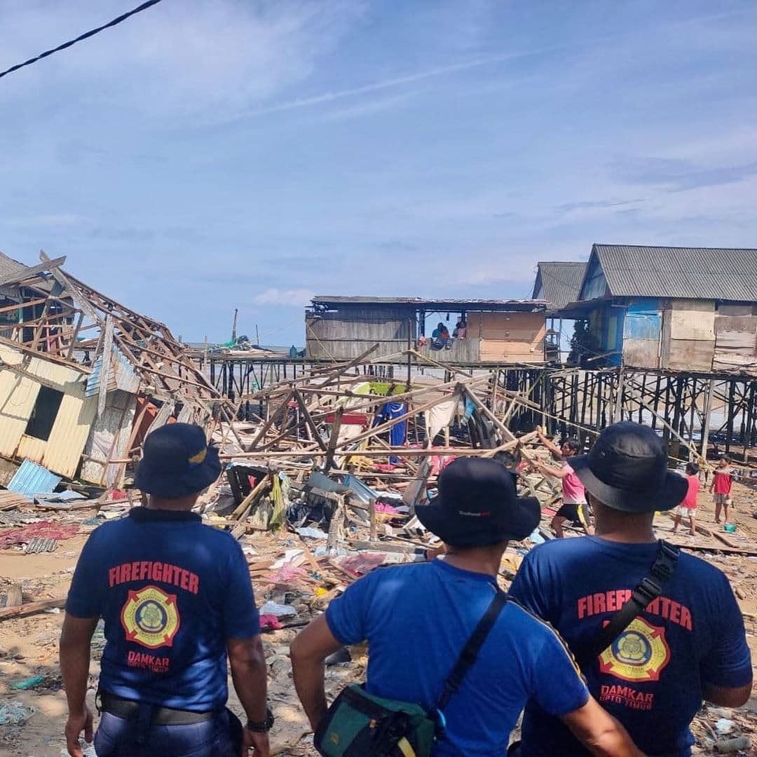 BMKG Balikpapan ingkatkan ancaman bencana akibat cuaca buruk di Kaltim. Tampak petugas BPBD Balikpapan tengah mengevakuasi korban masyarakat terdampak gelombang pasang di pesisir pantai, bulan lalu. Foto: BPBD Balikpapan.