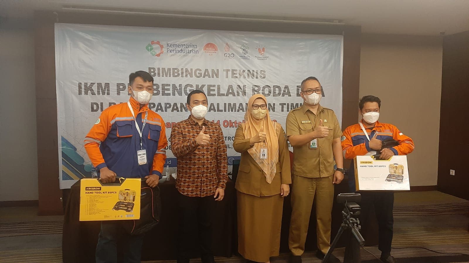 Plt. Kepala Dinas KUMKM dan Perindustrian Balikpapan, Rosdiana, membuka pelatihan perbengkelan roda 2 di Balikpapan. 