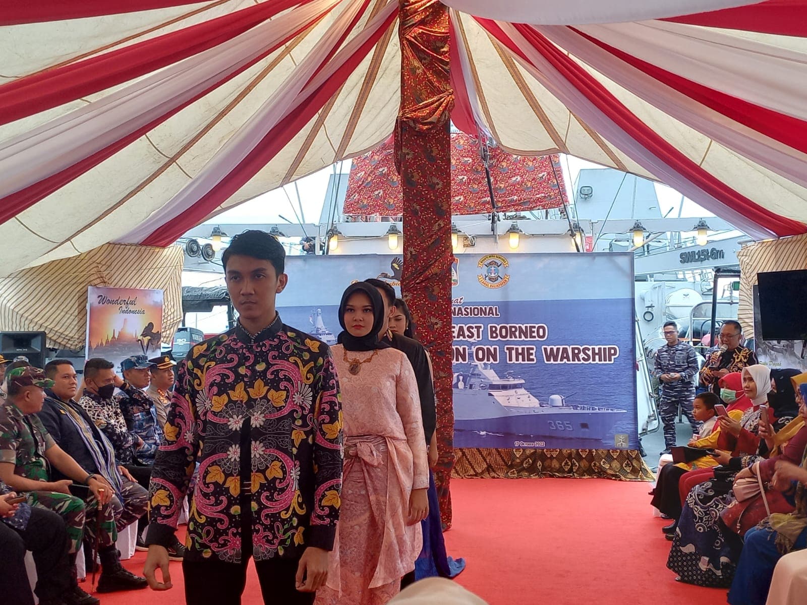 Peragaan busana batik di atas KRI Diponegoro 365, sebagai upaya mengembangkan batik lokal. Foto: Ferry Cahyanti/ Ibukotakini.com