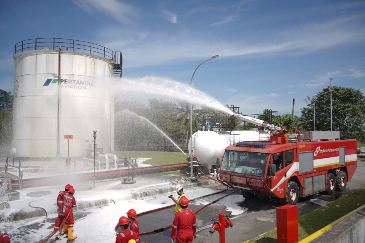 Simulasi penanganan keadaan darurat di depot pengisian pesawat udara oleh Pertamina Patra Niaga Regional Kalimantan. Foto: Pertamina