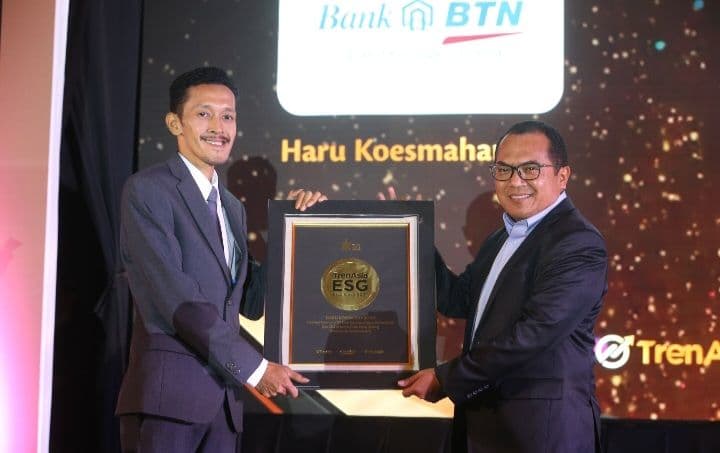 CEO TrenAsia Sukirno memberikan plakat penghargaan TrenAsia ESG Exellence 2022 untuk Direktur Utama PT Bank Tabungan Negara (Persero) Tbk Haru Koesmahargyo sebagai Best CEO yang memiliki komitmen pada aspek Environmental di Grand Ballroom The Ritz-Carlton Hotel Mega Kuningan, Jakarta, Rabu malam, 19 Oktober 2022. Selain CEO BTN, Kategori Best CEO juga diberikan kepada CEO PT Bank Mandiri (Persero) Tbk Gunawan Junaidi sebagai Best CEO aspek Social, dan CEO PT Bank Central Asia Tbk Jahja Setiaatmadja sebagai Best CEO aspek Governance.