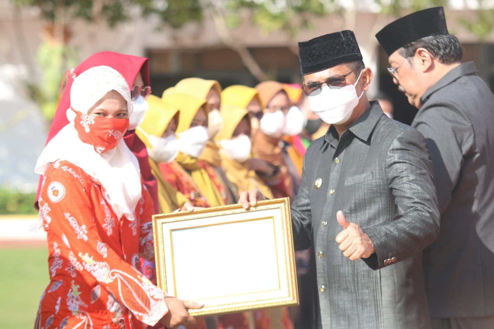 Wali Kota Balikpapan Serahkan Penghargaan Kepada Tenaga Kesehatan Teladan 