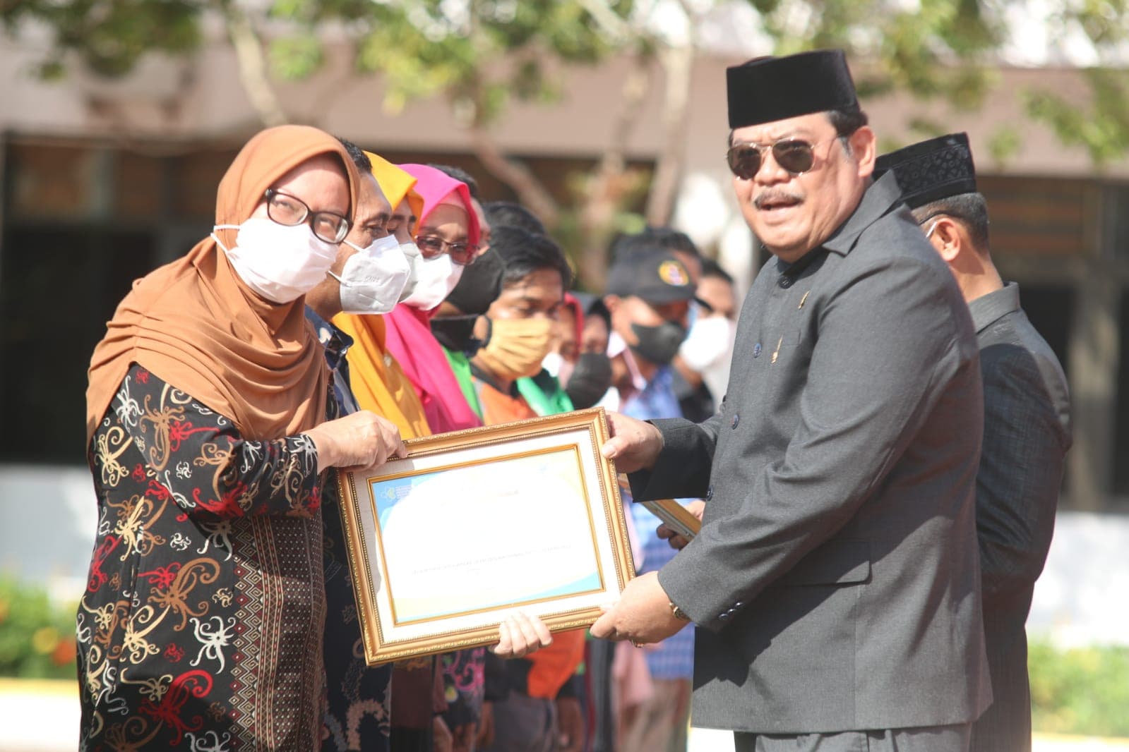 Ketua DPRD Balikpapan Abdulloh turut serta menyerahkan penghargaan kepada tenaga kesehatan teladan dalam peringatan Hari Kesehatan Nasional, Sabtu, (12/11/2022)