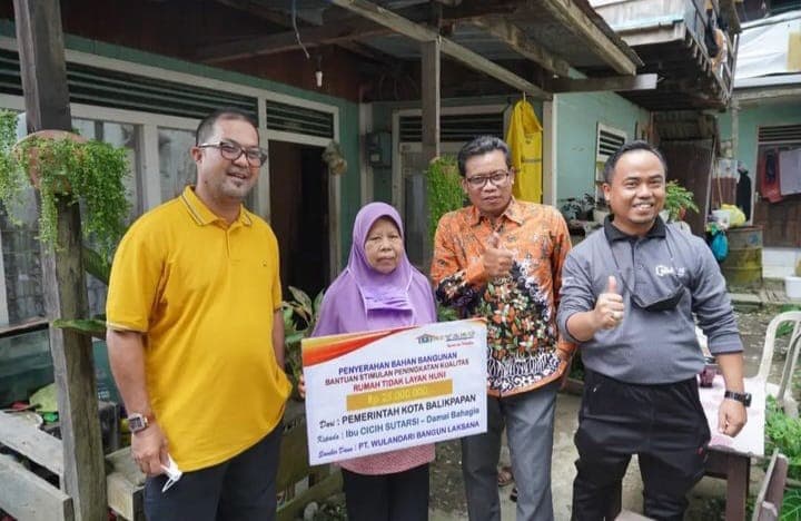 Wujudkan Kota Nyaman Dihuni, Pemkot Serahkan bantuan Stimulan RLH