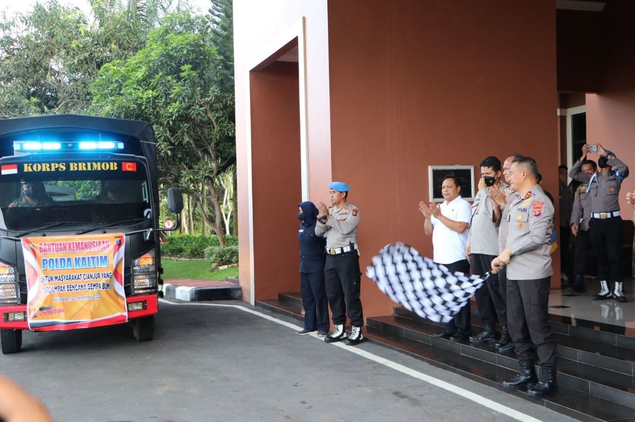 Peduli Korban Bencana Gempa di Cianjur, Kapolda Kaltim Lepas Penyerahan Bantuan 