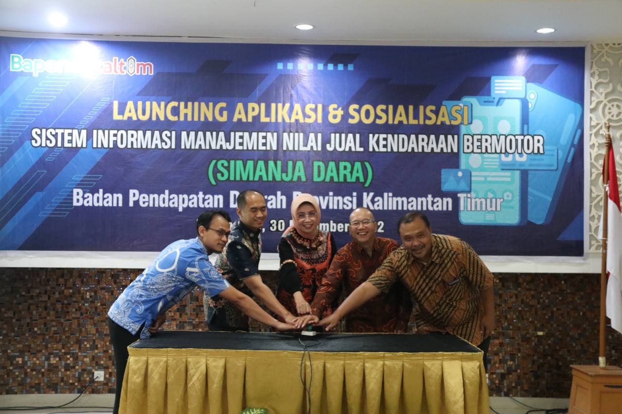 Kepala Bapenda Kaltim, Ismiati meluncurkan Sistem Informasi Manajemen Nilai Jual Kendaraan Bermotor (Simanjadara), bersama Kasubdit Regident Ditlantas Polda Kaltim Kompol Wahyu Endrajaya, Kabag Operasional PT Jasa Raharja Cabang Kaltim Eko Bagus. 

