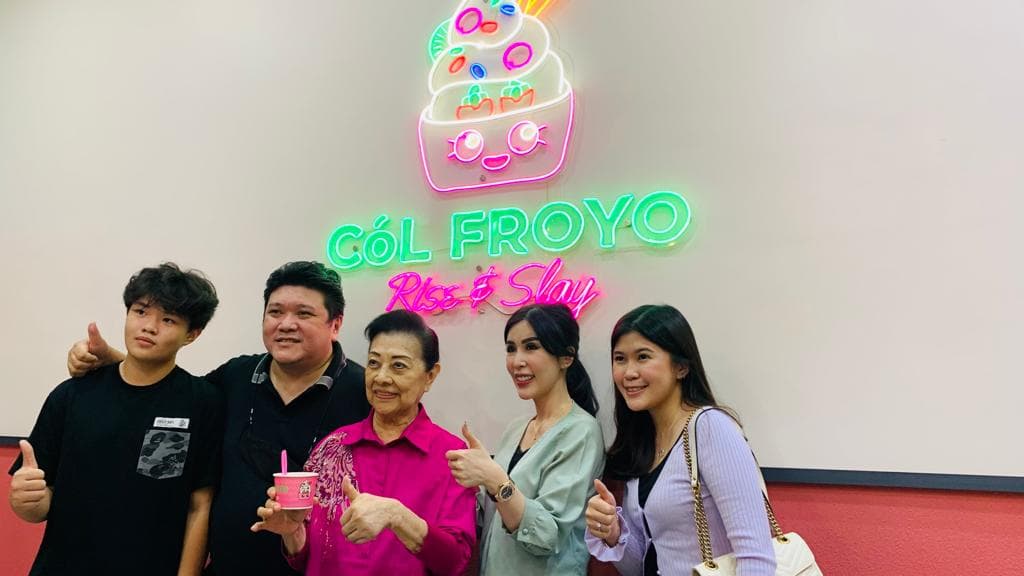 Olivia Sumasto dan keluarga membuka gerai ice cream Col Froyo 