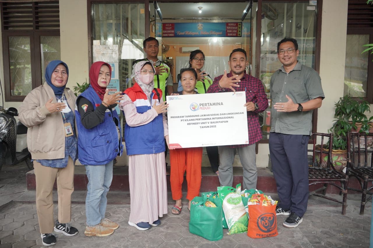 Pertamina menyerahkan bantuan kepada korban kebakaran Karang Jati, Balikpapan Tengah.