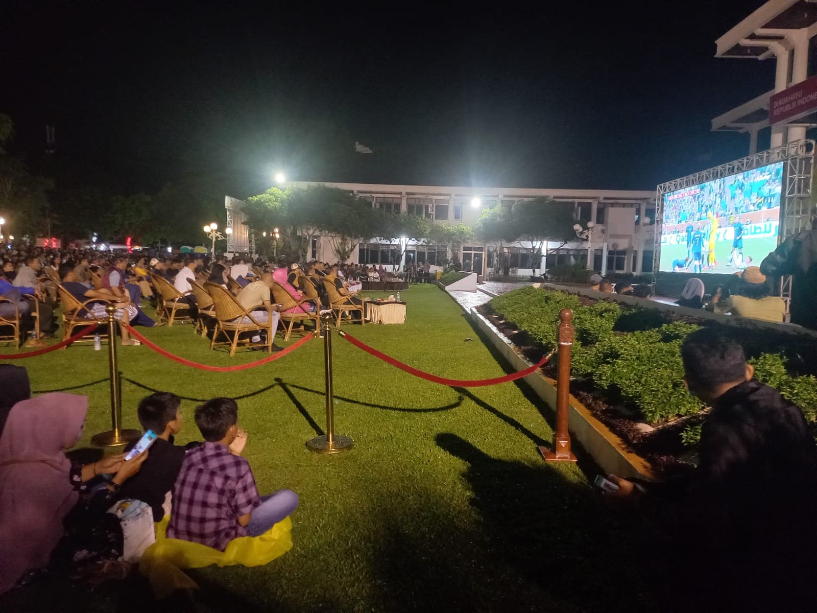 Pemerintah Kota Balikpapan menggelar nonton bareng Final World Cup 2022 bersama unsur Forum Komunikasi Pimpinan Daerah (Forkopimda) dan warga Balikpapan, di halaman Balaikota Balikpapan, Minggu (18/12/2022) malam