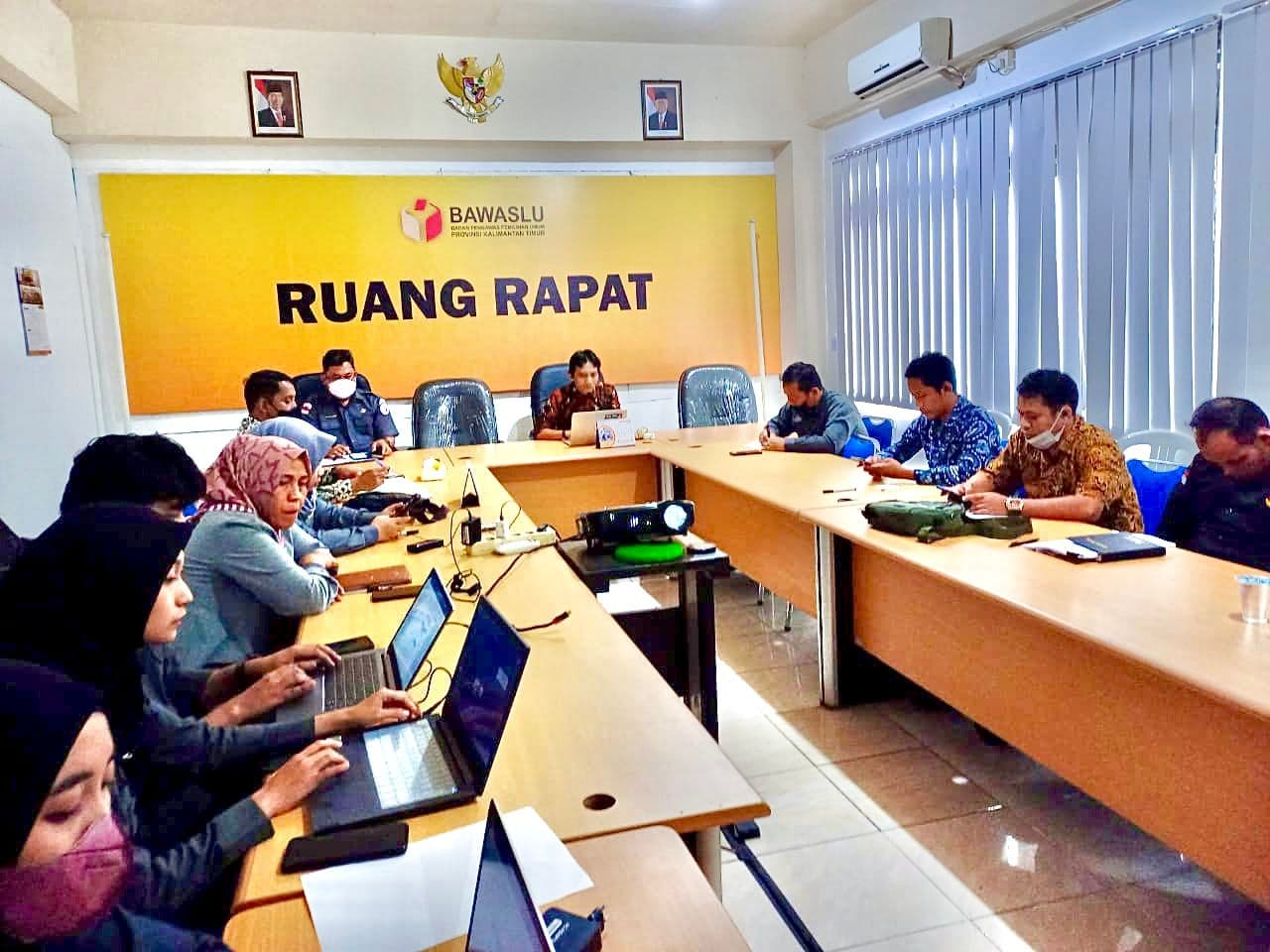 Rapat anggota Bawaslu Kaltim terkait persiapan Pemilu 2024 