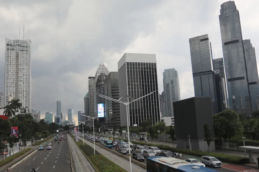 Suasana mobiltas warga menggunakan kendaraan bermotor di Jalan Jenderal Sudirman, Jakarta. (Foto: Trenasia)