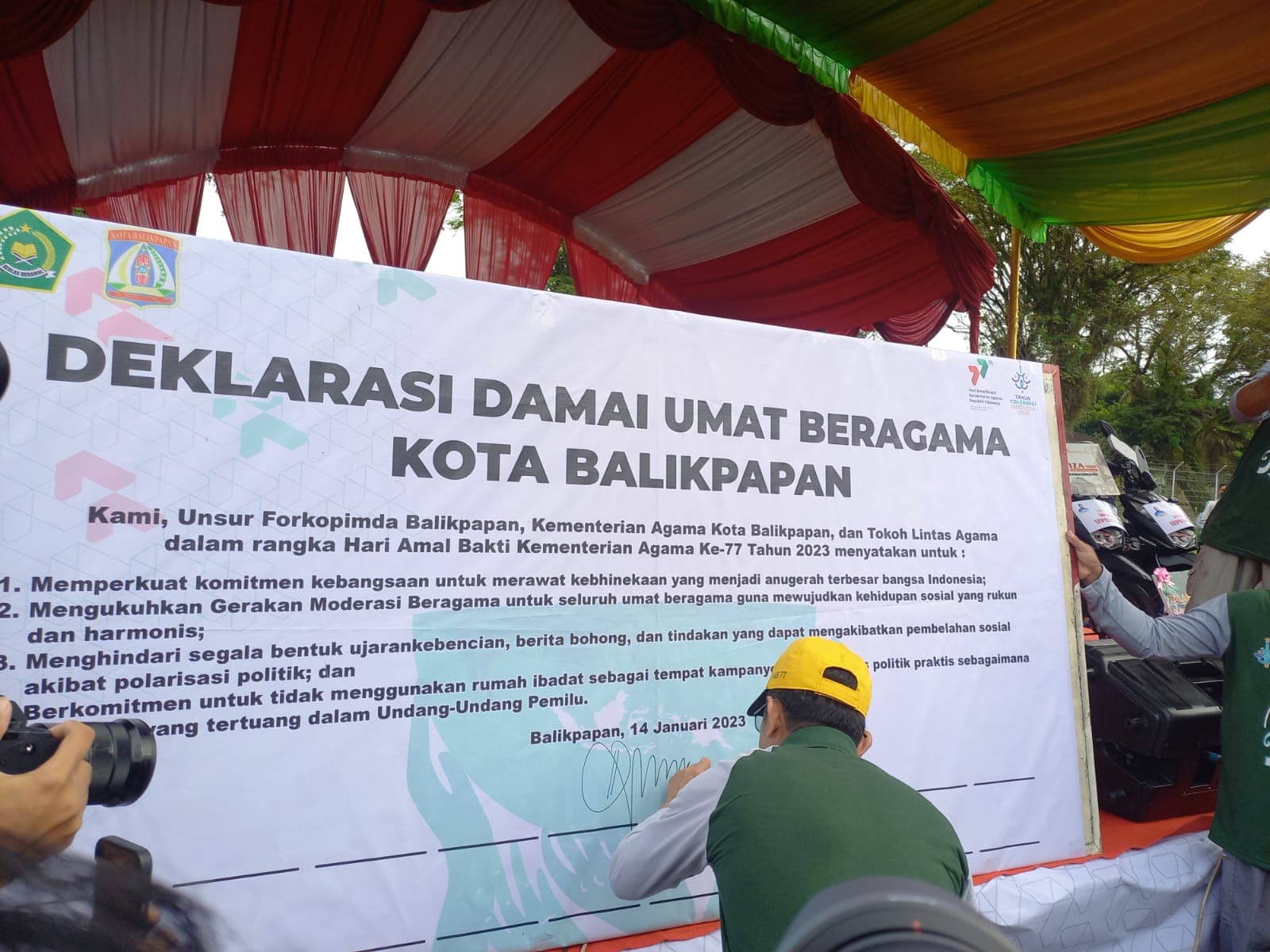 Peringati Hari Amal Bakti (HAB) ke-77, Pemerintah Kota Balikpapan Bersama Forum Komunikasi Pimpinan Daerah (Forkopimda), Kemenag dan Tokoh Lintas Agama menandatangani Deklarasi Damai Umat Beragama Kota Balikpapan. 