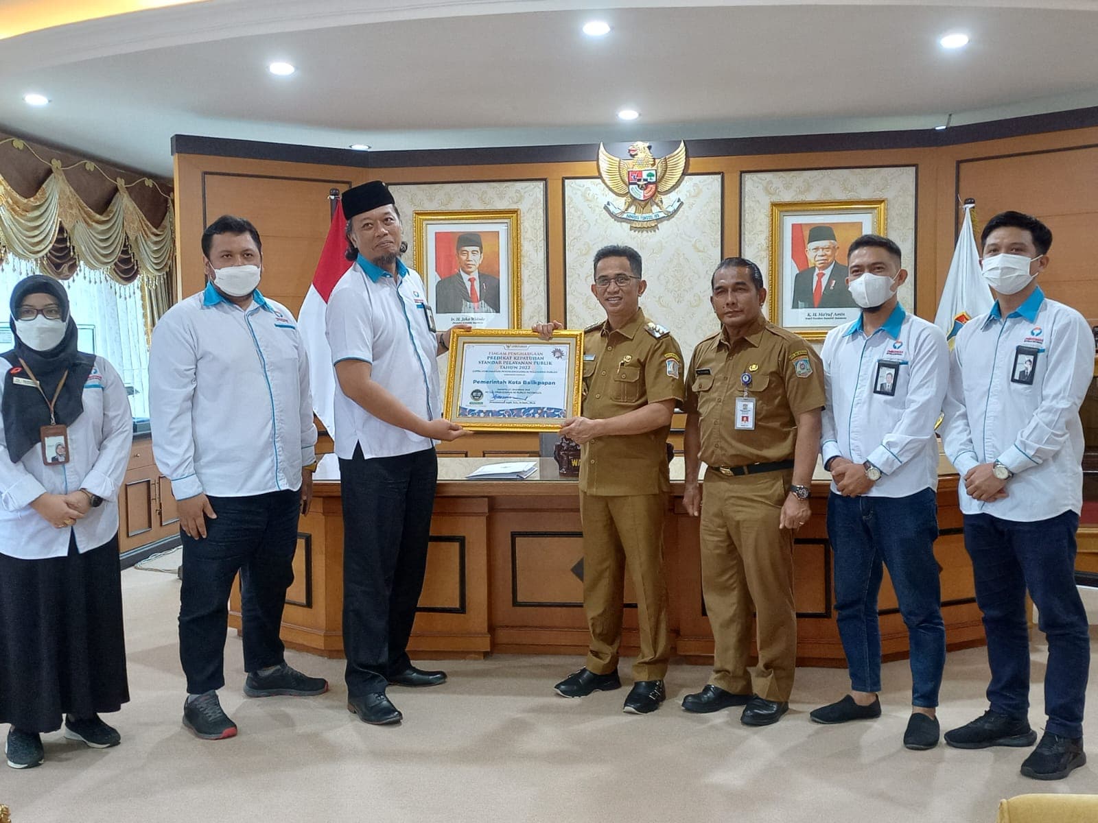 Pemerintah Kota Balikpapan menerima Piagam Penghargaan Predikat Kepatuhan Standar Pelayanan Publik Tahun 2022, Senin (16/1/2023)