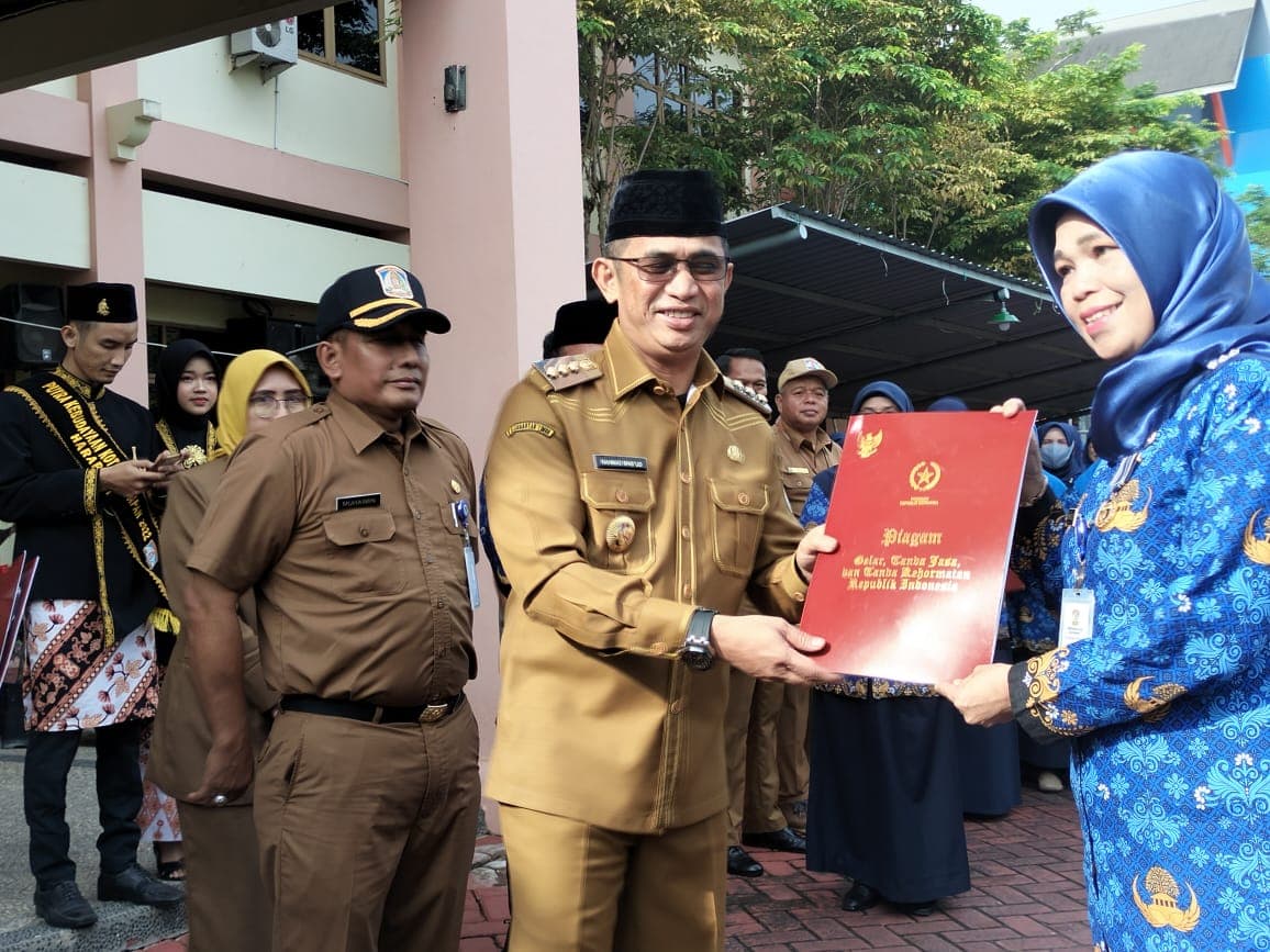 Wali Kota Balikpapan Rahmad Mas'ud menyerahkan Satyalancana Karya Satya, di halaman kantor Disdikbud, Selasa, 24 Januari 2023