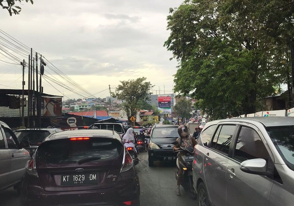 Beberapa titik jalan di Balikpapan yang padat pada jam sibuk