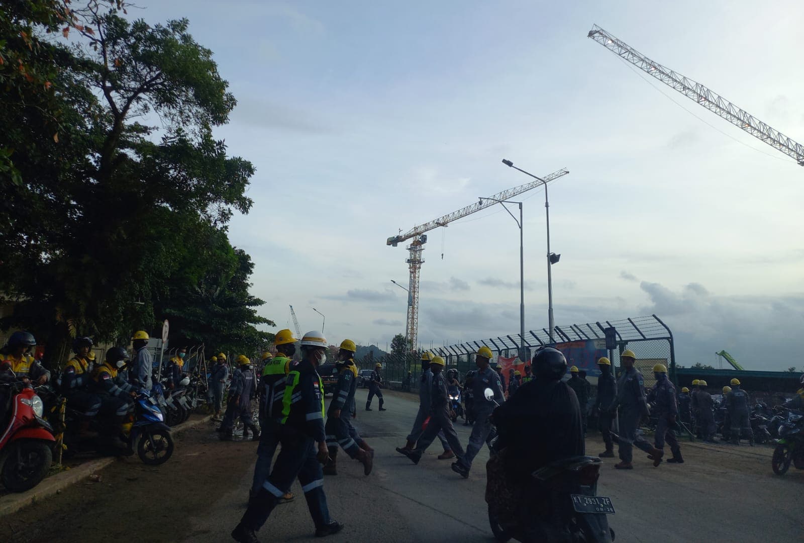 Para pekerja kilang Pertamina Balikpapan berganti shift. Gubernur Isran Noro menyebut jumlah tenaga kerja yang terserap selama periode kepemimpinannya mencapai 257 orang. 