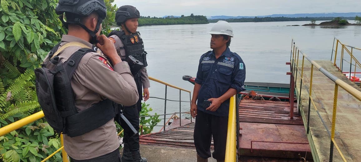 Personil Satgas Ops Nusantara Mahakam menggelar patroli di Dermaga dan Bangunan Jalan Tol Pulau Balang Kelurahan Pantai Lango Kecamatan Penajam Kab. Penajam Paser Utara, Rabu (8/2/2023)