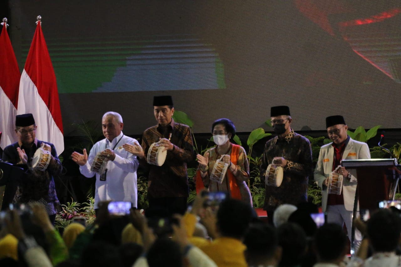 Presiden RI Joko Widodo (Jokowi) bersama Ketua Umum (Ketum) PP Muhammadiyah dan Gubernur Kaltim Dr H Isran Noor resmi membuka Muktamar XVIII Pemuda Muhammadiyah 2023, di Ibu Kota Nusantara (IKN) Provinsi Kaltim, dipusatkan di Gedung Dome Balikpapan Sport and Convention Center (BSCC), Rabu 22 Februari 2023.