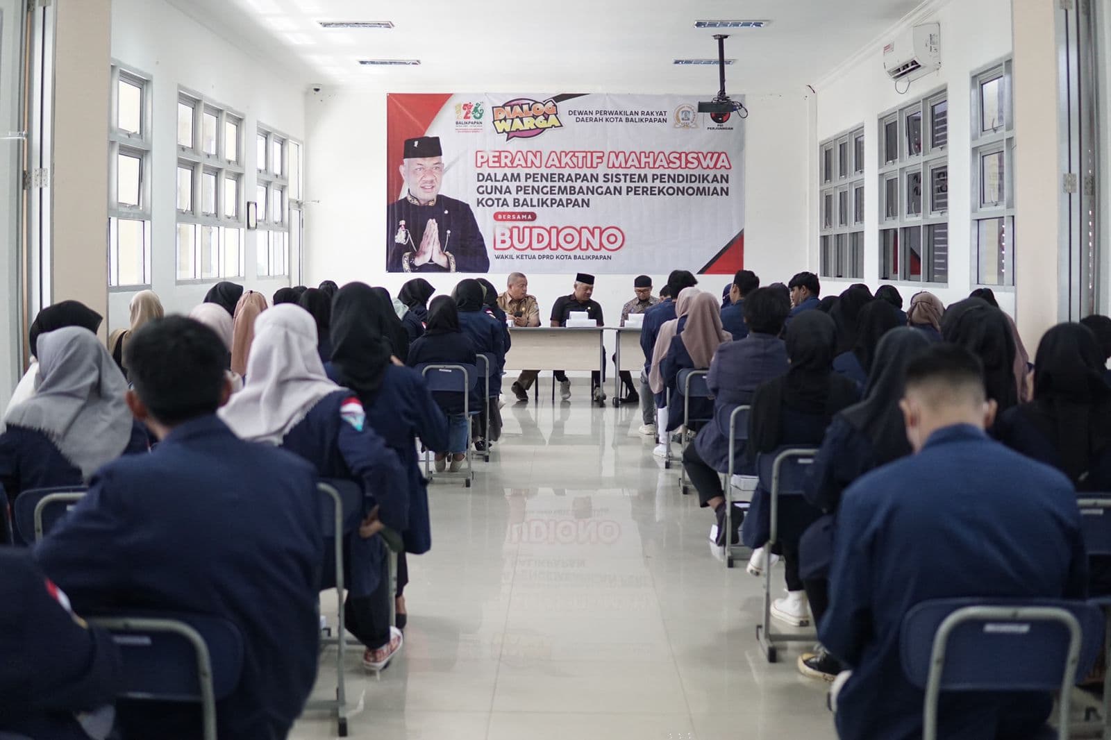 Dialog Warga dengan Mahasiswa STIEPAN, Budiono Serap Aspirasi Terkait Pendidikan dan Perekonomian 