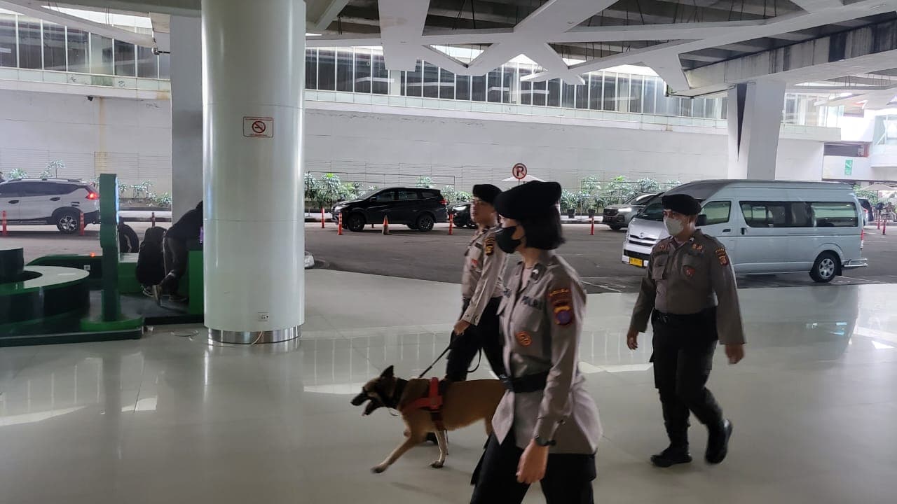 Unit K-9 Ditsamapta Polda Kaltim Lakukan Patroli Sterilisasi di Bandara SAMS Sepinggan