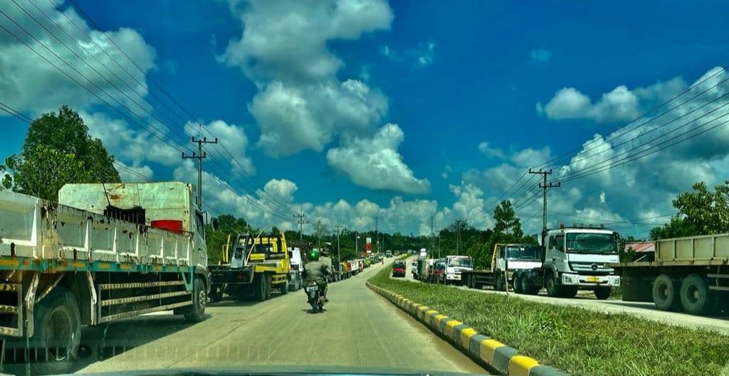 Antrean truk di SPBU km 13 Balikpapan Utara pada Sabtu, 11 Maret 2023. 