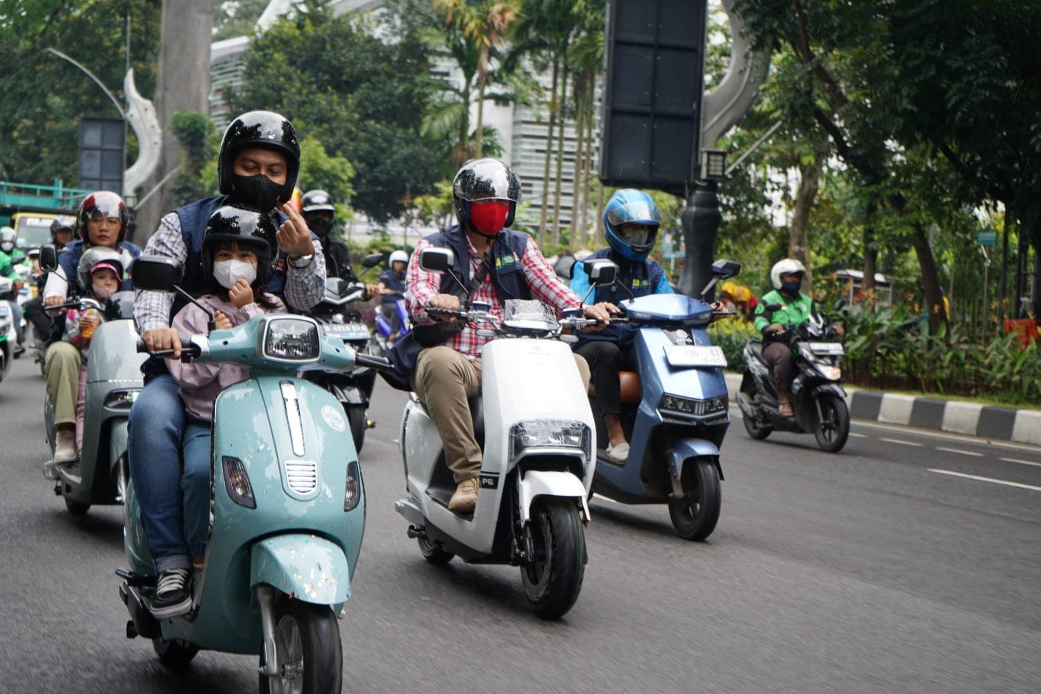 Tidak Ribet dan Mudah dicas, Motor Listrik Makin Diminati