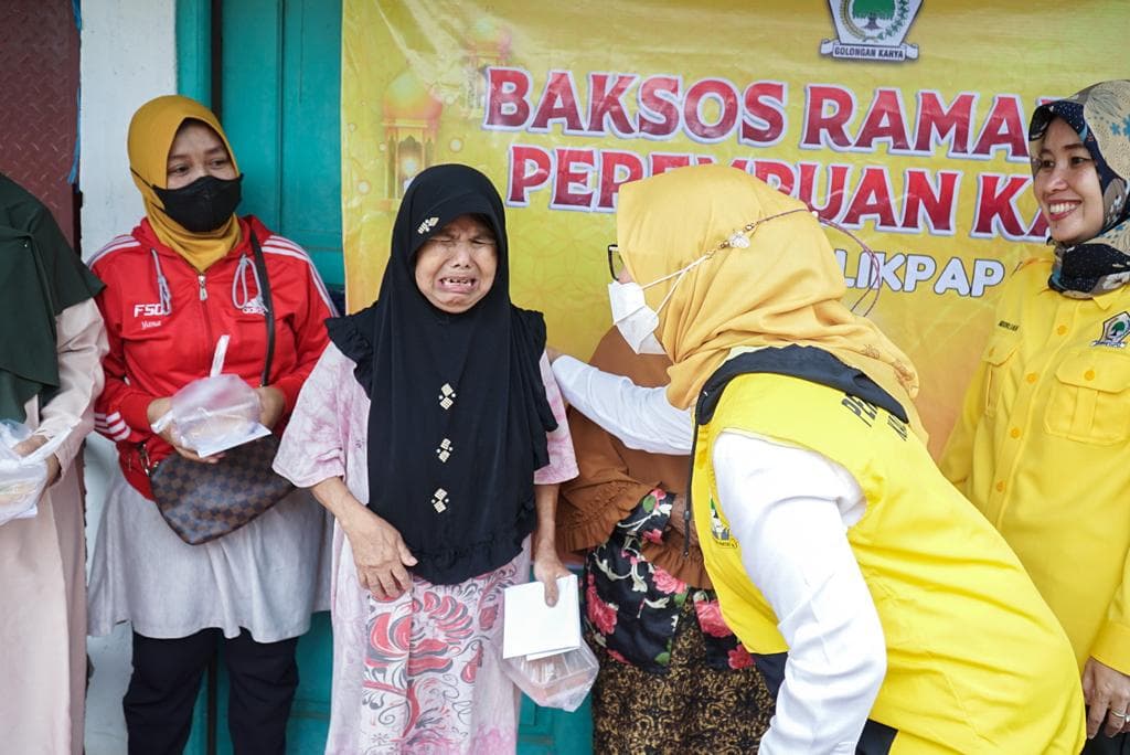 Awal Ramadan, Perempuan Karya Golkar Berbagi Bingkisan di Balikpapan Timur 