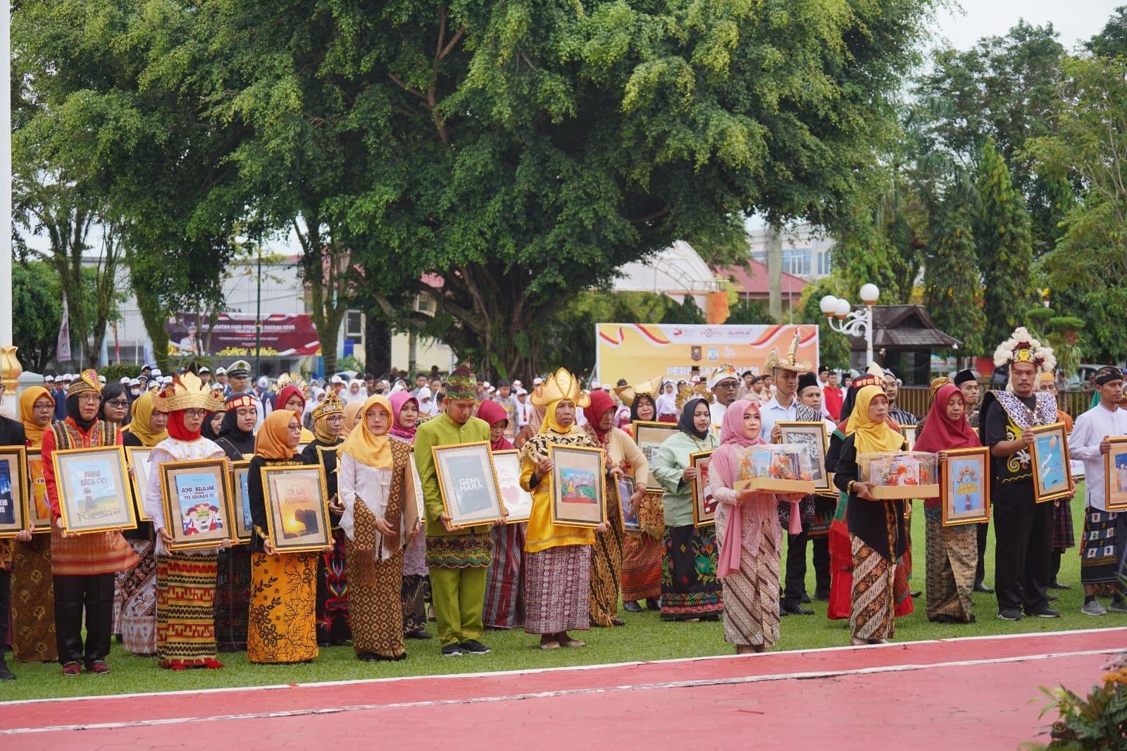 Pimpin Upacara Hardiknas, Wali Kota Balikpapan Berikan Cinderamata ke Siswa Pembaca Teks Pembukaan UUD 1945