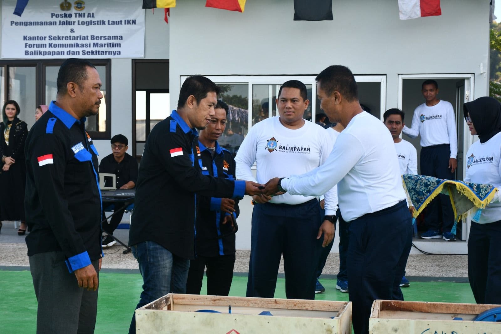 TNI AL Balikpapan Berikan Bantuan Dua Unit Mesin Motor ke Nelayan