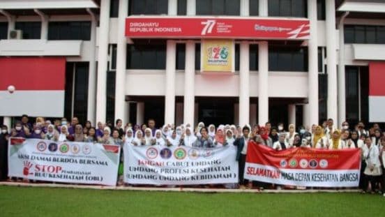 Puluhan tenaga kesehatan di Balikpapan melakukan aksi damai menolak Rancangan Undang-Undang (RUU) Omnibus Law di Halaman Balai Kota Balikpapan, Senin, 8 Mei 2022. Puluhan tenaga kesehatan ini dari berbagai organisasi di antaranya Ikatan Dokter Indonesia, Ikatan Apoteker, Ikatan Bidan, Ikatan Perawat dan Ikatan Dokter Gigi Indonesia di Balikpapan.