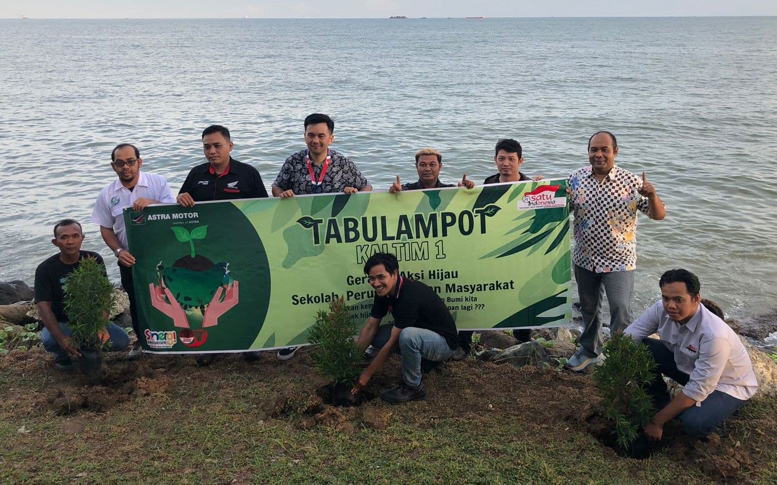 Komitmen pada Bidang Lingkungan, Astra Motor Kaltim 1 Tanam Pohon di Balikpapan Center