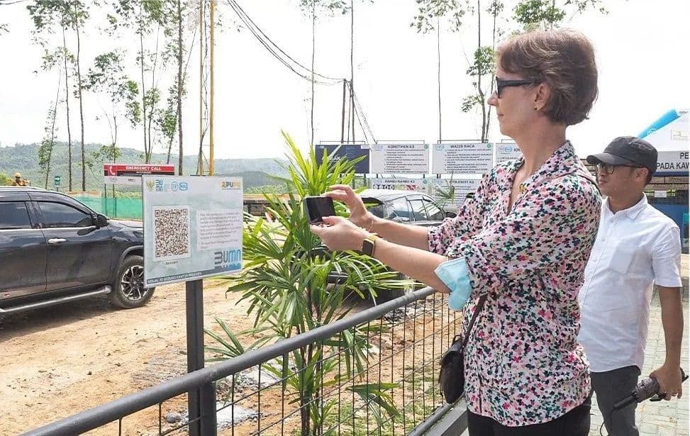 Seorang delegasi luar negeri mengunjungi kawasan Ibu Kota Nusantara. 